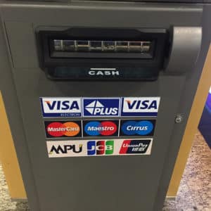 Ein ATM in Myanmar mit den gängigen Kreditkarten-Unternehmen.