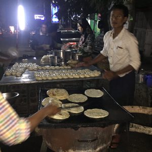 Essen im Mandalay auf der Straße