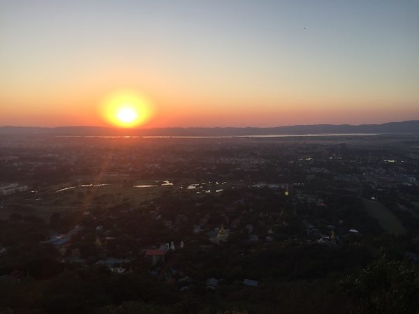Der Mandalay Hill zum Sonnenuntergang.