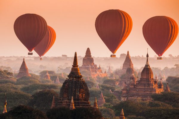 Einmal Ballonfahren in Myanmar: Über die Tempel von Bagan! Shutterstock / lkunl 