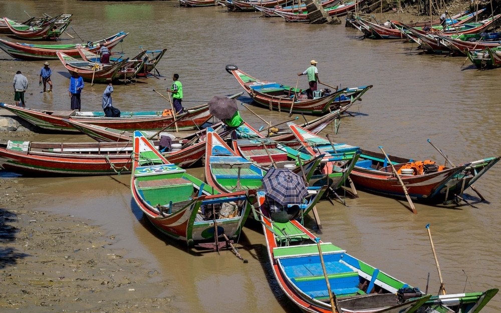 Farbenfroh bemalte Boote im Twante Canal bei Dala, Myanmar