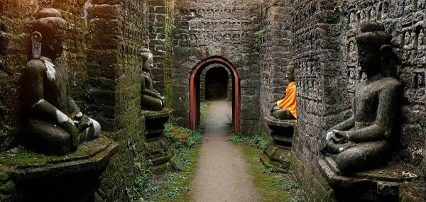 Ein Tunnel mit Buddha Statuen im Kothaung Paya temple in Mrauk-U city, Rakhine state, Myanmar