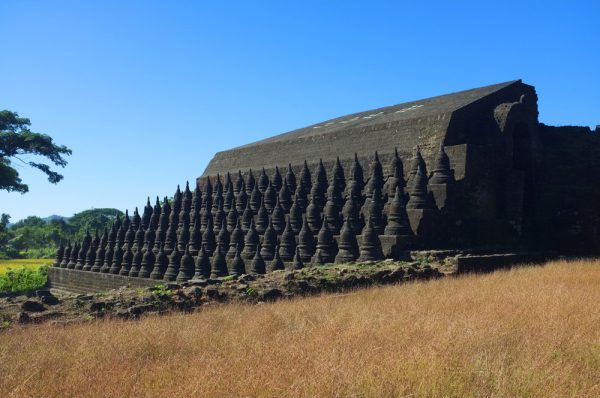 Der Koe-thaung Temple, erbaut von King Min Dikkha in den Jahren 1554-1556 mit seinen 108 Stupas. Shutterstock.com