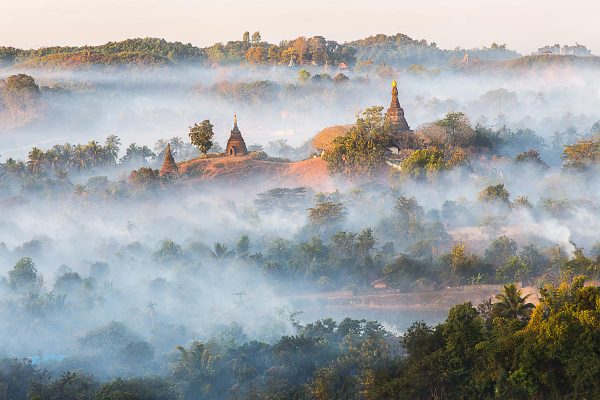 Nebel über Mrauk-u in Myanmar (Shutterstock.com)