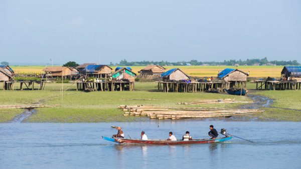 Sittwe, Rakhine State, Myanmar: Ein traditionelles Boot auf dem Kaladan River im Rakhine State in Myanmar.