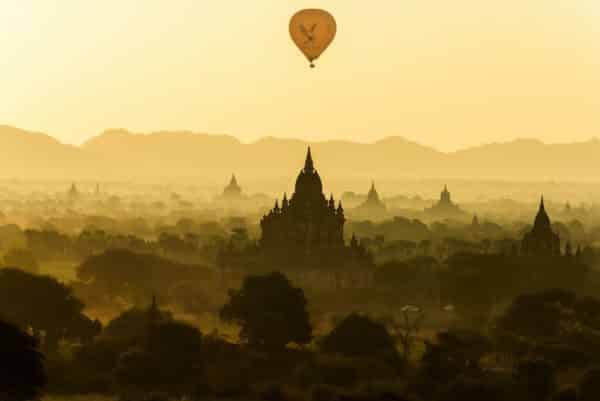 Heißluftballone über Bagan - so kennt man die Tempelanlagen.