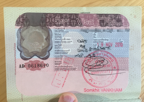 So sieht ein Visum für Laos bei der Reinreise aus: Ein ganzseitiger Aufkleber im Reisepass