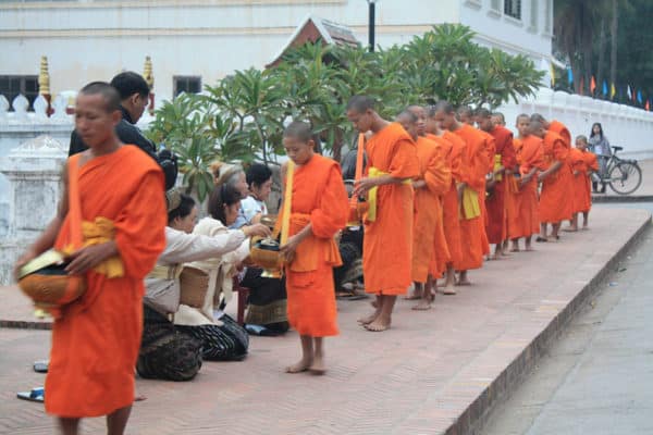 In Luang Prabang sammeln morgens oft die buddhistischen Mönche Opfergaben der Einwohner.