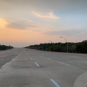 Leere Autobahn in Naypyidaw 2019.