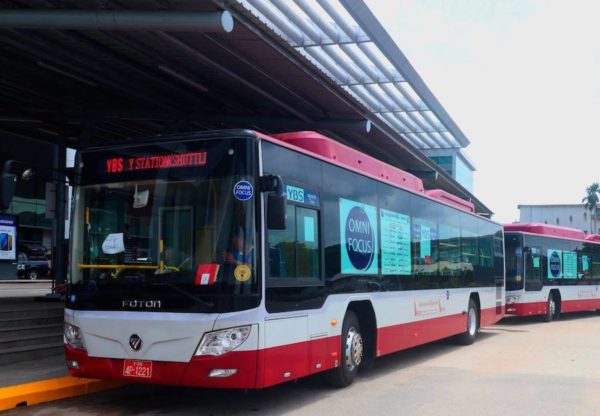 Die Busse vom Flughafen nach Rangun erkennt man leicht, sie sind weiß-rot mit einem großen Schild "Shuttle".