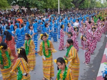 Traditionelle Tänzerinnen beim Thingyan-Wasserfestival zum Neujahrsfest in Myanmar im Stadtzentrum von Mandalay in Manamar in Südostasien.