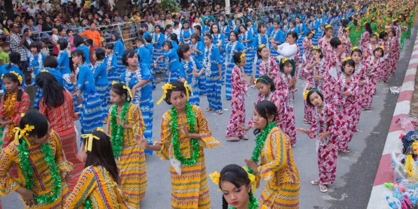 Traditionelle Tänzerinnen beim Thingyan-Wasserfestival zum Neujahrsfest in Myanmar im Stadtzentrum von Mandalay in Manamar in Südostasien.