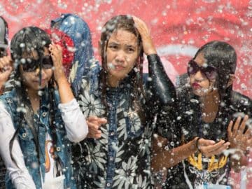 Menschen bei der Wasserparty beim Thingyan-Wasserfest zum Neujahrsfest in Myanmar im Stadtzentrum von Mandalay in Manamar in Südostasien.