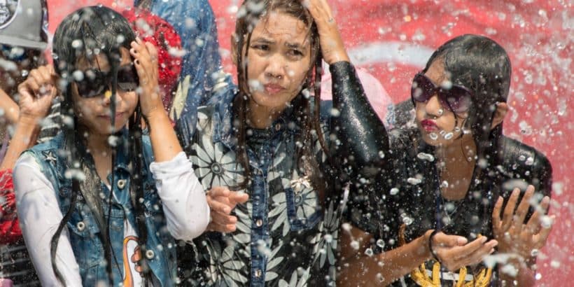 Menschen bei der Wasserparty beim Thingyan-Wasserfest zum Neujahrsfest in Myanmar im Stadtzentrum von Mandalay in Manamar in Südostasien.