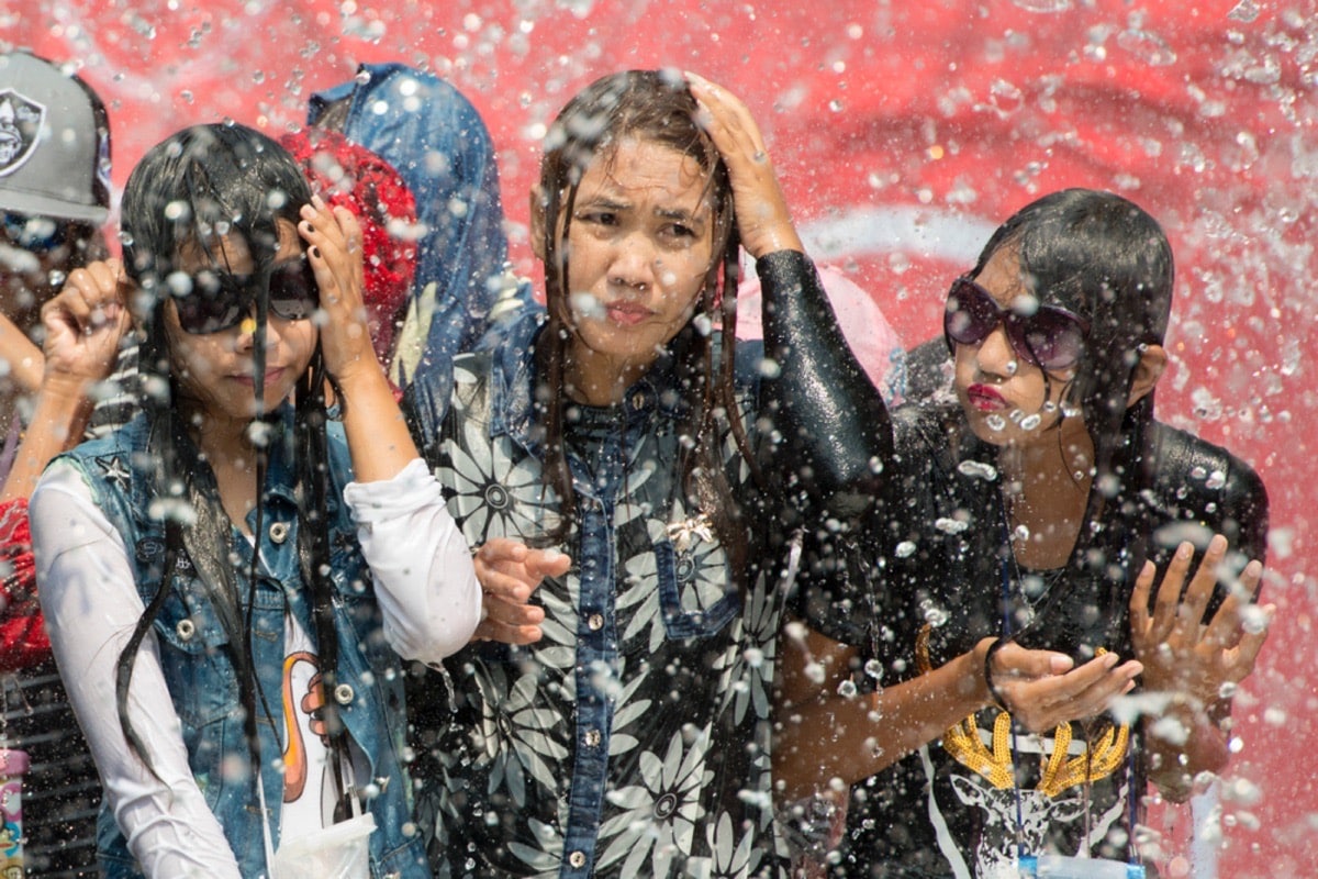 Menschen bei der Wasserparty beim Thingyan-Wasserfest zum Neujahrsfest in Myanmar im Stadtzentrum von Mandalay in Manamar in Südostasien.