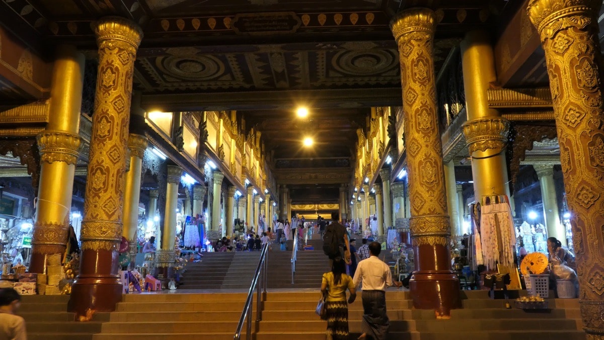 Durch den Osteingang in die Shwedagon Pagode.