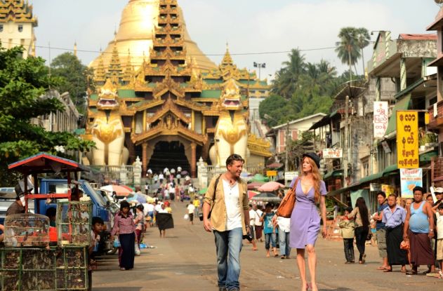 Das Traumhotel Myanmar mit Esther Schweins und Hardy Krüger vor der Shwedagon Pagode in Yangon. (Foto ARD, Oliver Roth)