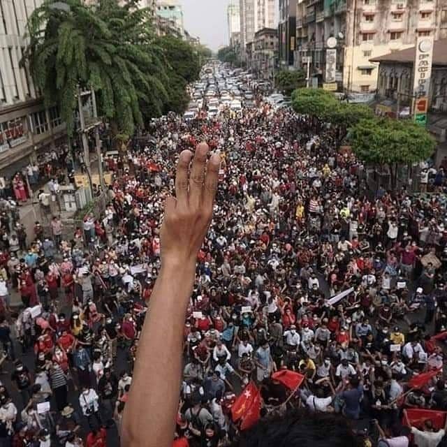 Protest in Myanmar: Bedeutungen Rote Schleifen, Dreifingergruß, Töpfe und Pfannen